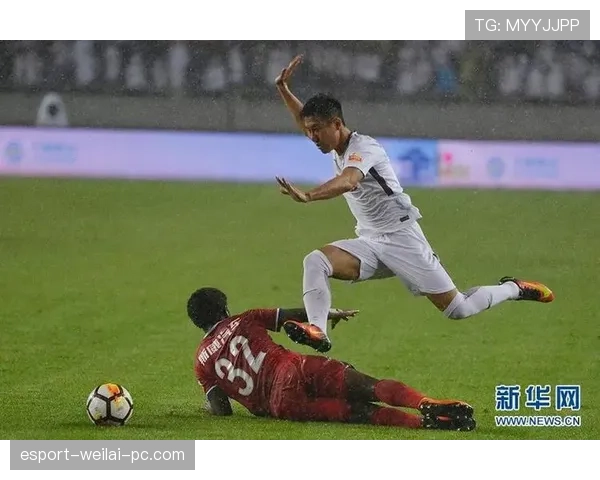 为什么轻微接触也会被判犯规？足球规则中的“接触犯规”判定逻辑