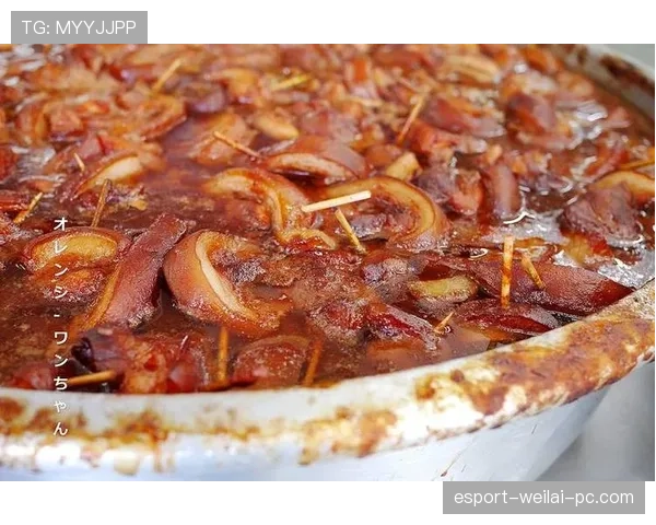 刘洋训练完直接啃生鸡胸肉，这自律看得我饭都吃不香了